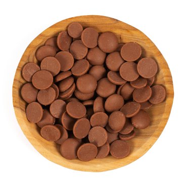 Beyaz arka planda izole edilmiş lezzetli çikolata parçaları. Üst görünüm.