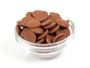 Beyaz arka plan üzerinde izole lezzetli çikolata morsels. 