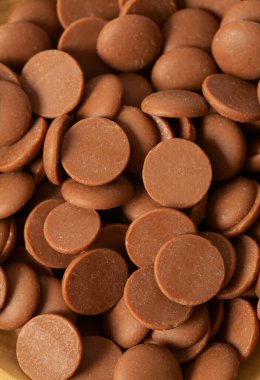 Beyaz arka plan üzerinde izole lezzetli çikolata morsels. 