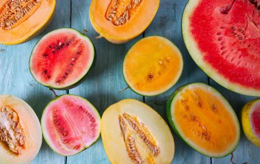 Ahşap yüzeyde karpuz ve karpuz çeşitliliği. Yemek geçmişi. Üst görünüm.