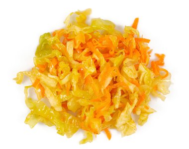 Lahana salatası. Beyaz arka planda ev yapımı lahana ve havuç salatası. Üst görünüm.