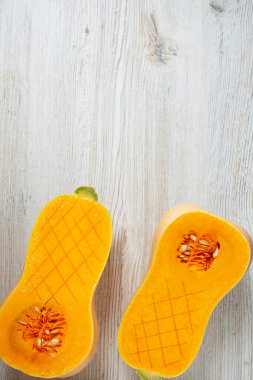 Ahşap arka planda taze tereyağlı kabak. Sağlıklı gıda konsepti.
