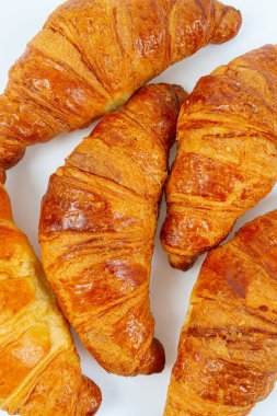 Kruvasanlar beyaz arkaplanda izole edilmiş..