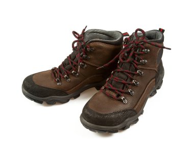 Beyaz bir arka planda izole edilmiş bir çift kahverengi yürüyüş botu.