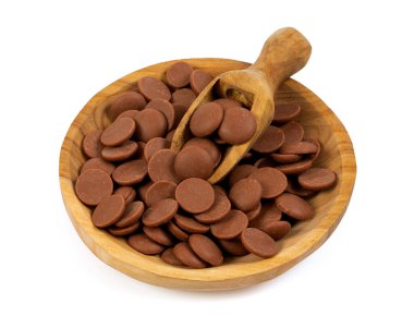 Beyaz arka plan üzerinde izole lezzetli çikolata morsels. 