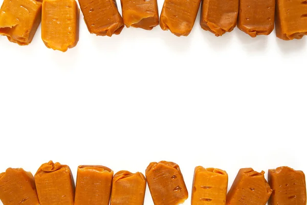 Jemné Karamelové Bonbóny Máslové Karamelové Kousky Izolované Bílém Pozadí — Stock fotografie
