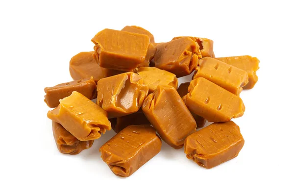 Mjuk Karamell Godis Butterscotch Toffee Bitar Isolerad Vit Bakgrund — Stockfoto