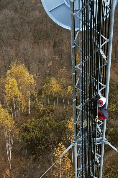 Horolezec na mobilní věž — Stock fotografie