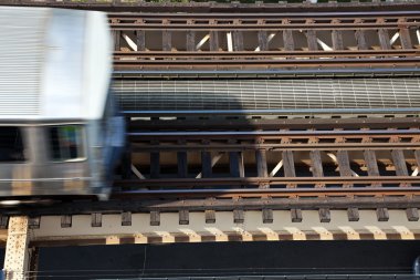 yükseltilmiş tren kamyon