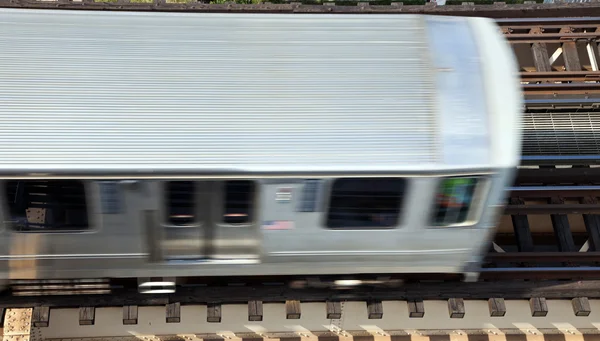Podwyższone pociągu samochodów ciężarowych powyżej jeziora avenue — Zdjęcie stockowe