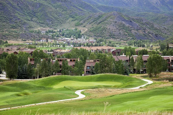 Campo de golfe nas montanhas — Fotografia de Stock