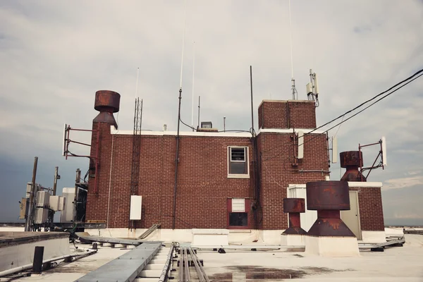 Стільникові антени на даху — стокове фото