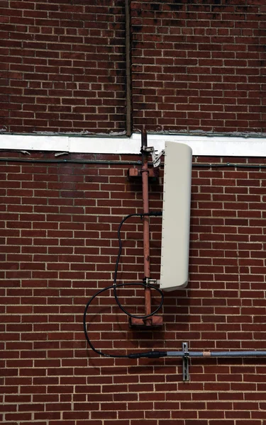 Cellulära antenn på väggen — Stockfoto