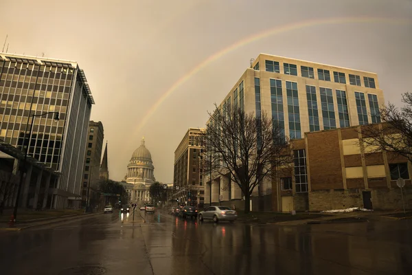 Podwójna tęcza nad state capitol w madison — Zdjęcie stockowe