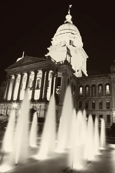 Fontänen framför state capitol-byggnaden i springfield — Stockfoto