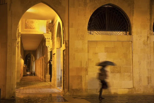 Woman walking in the center of Beirut — Stock Photo, Image