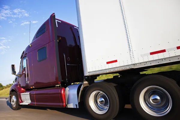 Semi-camion rouge en mouvement — Photo