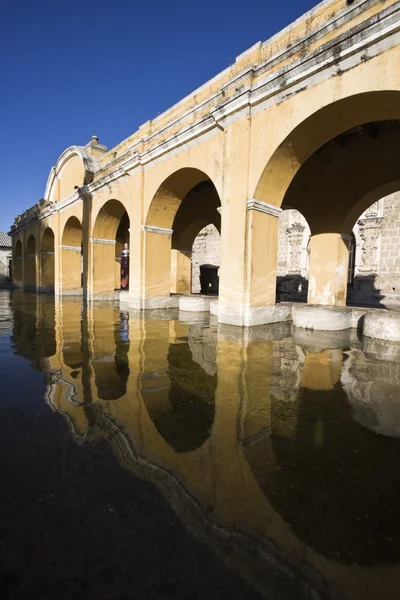 Edificio de lavandería pública en Antigua —  Fotos de Stock