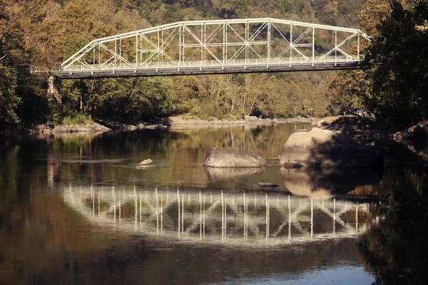 Puente viejo en el río Nuevo —  Fotos de Stock