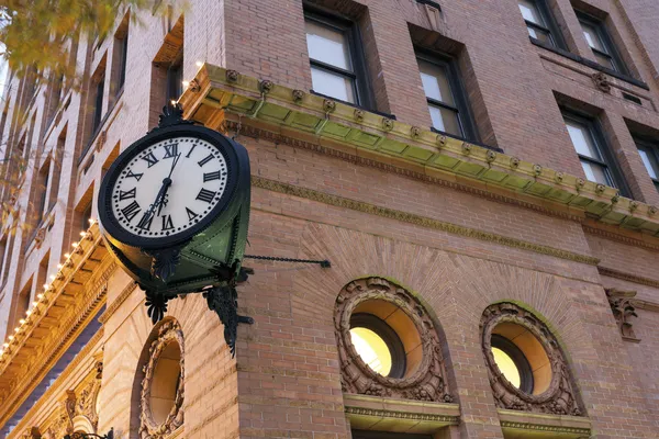 Zegar w downtown norfolk — Zdjęcie stockowe