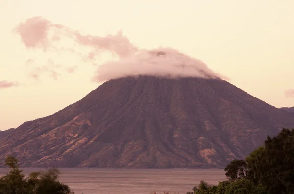Vulkaan door lago de atitlan — Stockfoto