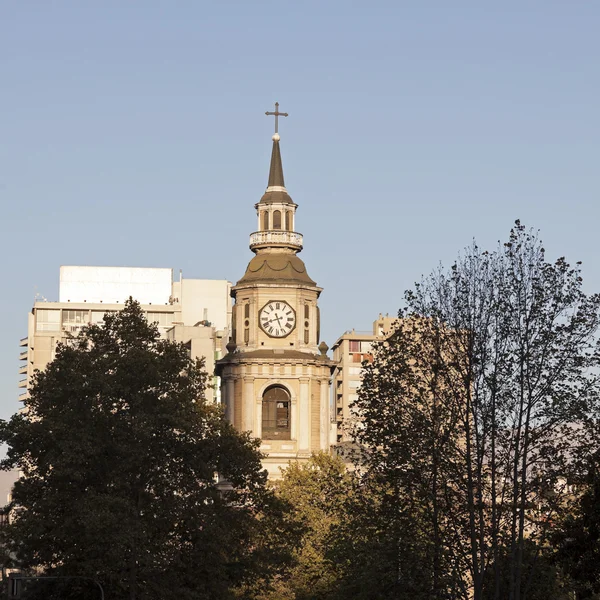 Церква в центрі міста Santiago, Чилі — стокове фото