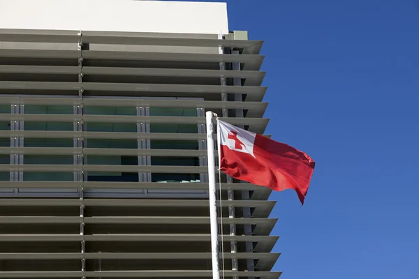 Nuku'alofa byggnad och Tonga flagga — Stockfoto
