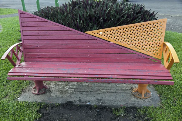 Скамейка в парке - Сува, Фиджи — стоковое фото