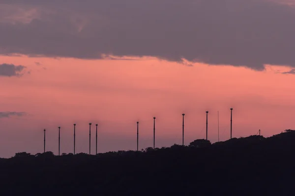 Moinhos de vento a trabalhar ao pôr do sol — Fotografia de Stock