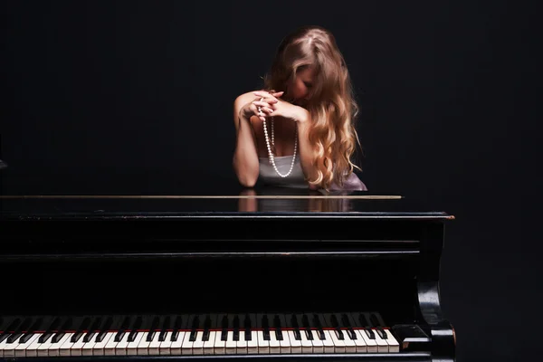 Woman and piano — Stock Photo, Image