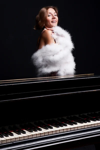 Женщина и пианино — стоковое фото