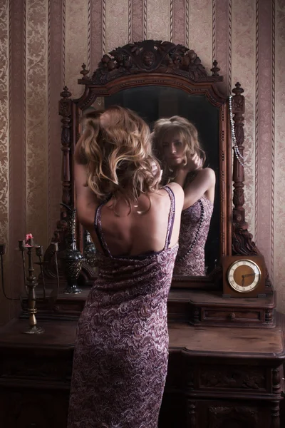 Blondýnka představuje v luxusním interiéru — Stock fotografie