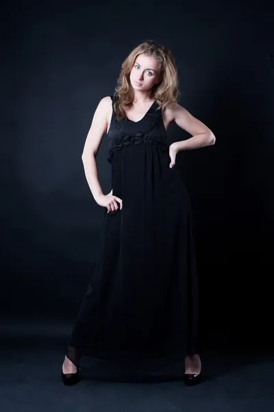 Nő fekete ruhában. — Stock Fotó