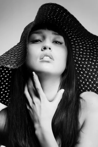 Kadın kılığında bir şapka