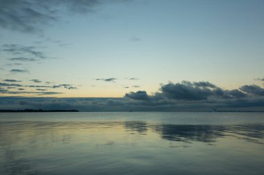 Deniz kenarında güzel gün batımı, turuncu gün batımı