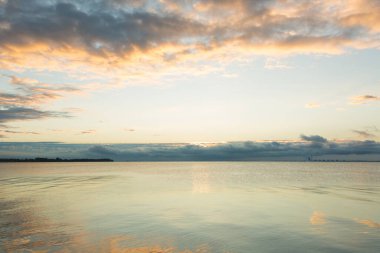 Deniz kenarında güzel gün batımı, turuncu gün batımı