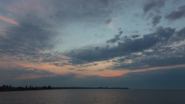 Sabah güzel bir gökyüzünde turuncu gündoğumu olan bulutlar nehrin üzerinde, zaman akıp gidiyor.