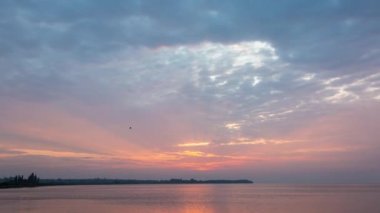 Büyük nehrin kıyısında turuncu gün doğumu, zaman aşımı.