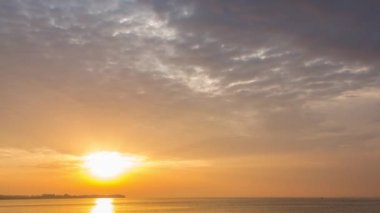 Nehrin üzerinde sabah, bulutlarla gün doğumu, zaman akışı.