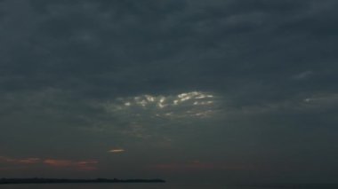 Bulutlu havada kırmızı gün doğumu, zaman aşımı