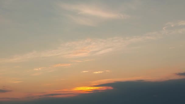 タイムラプスの美しい雲と美しい夏の太陽の上昇 — ストック動画