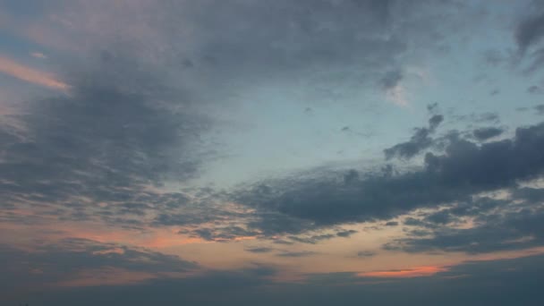 夏の朝の日の出 時間の経過の間のオレンジ色の空の雲 — ストック動画