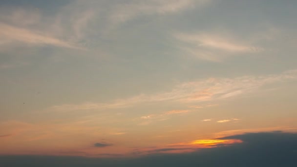 Σύννεφα Στον Πορτοκαλί Ουρανό Κατά Διάρκεια Της Καλοκαιρινής Ανατολής Χρονικό — Αρχείο Βίντεο