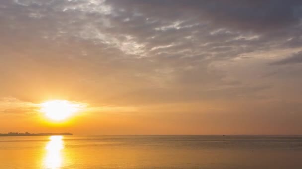 Эпическое Небо Тихая Река Утро Восход Солнца Облаками Временной Промежуток — стоковое видео