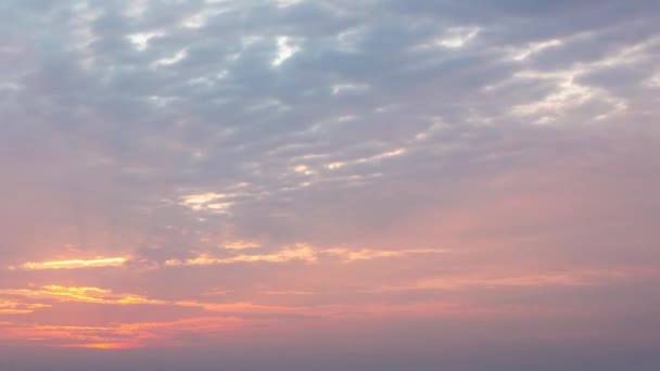 日の出の間に雲と赤い空 時間の経過 — ストック動画