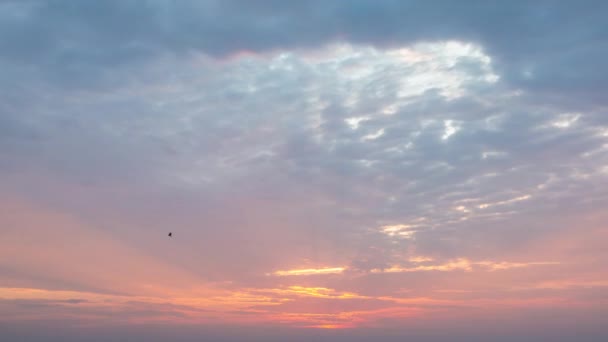 曇りの日 壮大な空 時間の経過で赤い日の出 — ストック動画