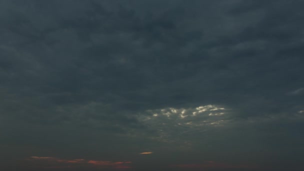 雲の後ろに日の出 穏やかな川 インスピレーション 時間の経過 — ストック動画