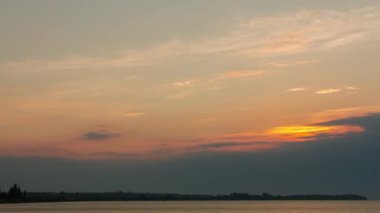 Bulutların ardında yükselen güneş, sakin nehir, din, rahatlama, ilham, zaman aşımı