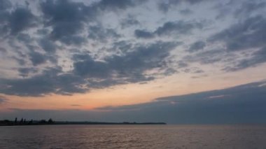 Yazın büyük bir nehrin kıyısında gün doğumu, zaman aşımı