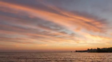 Yazın nehirde güzel bir gün batımı, zaman akıp gidiyor.